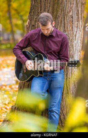 Close up Hände der person Mann spielt akustische Gitarre Künstler Musiker. Konzentrieren Sie sich auf die Finger. Stockfoto