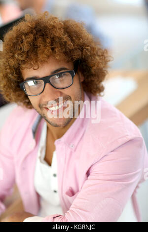 Portrait von lächelnden Mann mit Brille im Büro Stockfoto