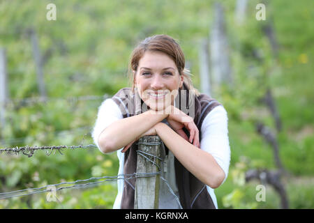 Lächelnd Landwirtschaft Frau im Weinberg Stockfoto