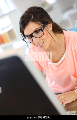 Schöne Mädchen im Büro arbeiten auf dem Desktop Stockfoto