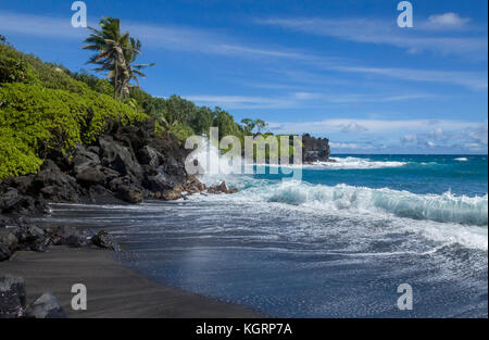 Waiʻanapanapa State Park in der Nähe von Hana, Hawaii mit schönen vulkanischen schwarzen Sandstrände und die traumhafte Küste Wanderwege, l Stockfoto