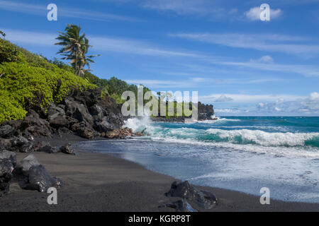 Waiʻanapanapa State Park in der Nähe von Hana, Hawaii mit schönen vulkanischen schwarzen Sandstrände und die traumhafte Küste Wanderwege, l Stockfoto