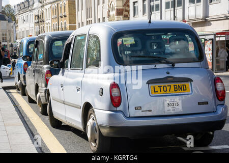 Taxistand am U-Bahnstation Richmond, der Quadrant, Richmond, London Borough von Richmond upon Thames, London, England, Vereinigtes Königreich Stockfoto