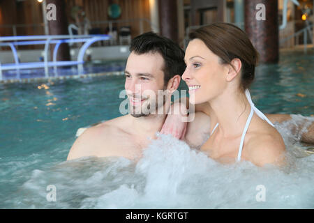 Paar beim Bad im Spa Jacuzzi Stockfoto