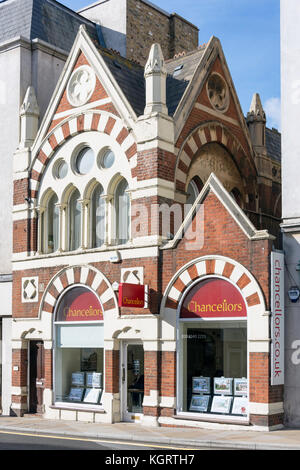 Chancellors Immobilienmakler in der alten Kirche, der Quadrant, Richmond, London Borough von Richmond upon Thames, London, England, Vereinigtes Königreich Stockfoto