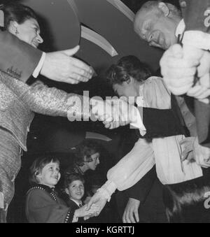 Die Railway Children (1970) Royal Film Premiere mit Prinzessin Margaret, Viscount Linley, Sarah Armstrong-Jones, William Mervyn Datum: 1970 Stockfoto