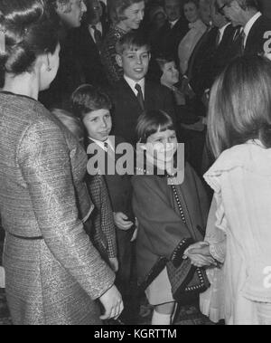 Die Railway Children (1970) Royal Film Premiere mit Prinzessin Margaret, Viscount Linley, Sarah Armstrong-Jones, Prince, Andrew Datum: 1970 Stockfoto