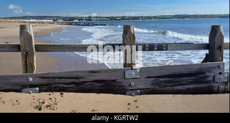 Buhnen bei Dawlish Warren, Richtung Exmouth suchen. Stockfoto