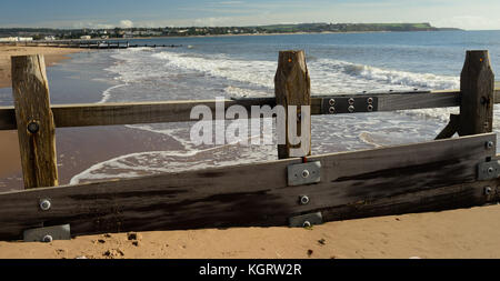 Buhnen bei Dawlish Warren, Richtung Exmouth suchen. Stockfoto