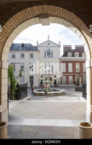 Brunnen in Heron Square, Richmond, London Borough von Richmond upon Thames, London, England, Vereinigtes Königreich Stockfoto