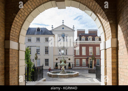 Brunnen in Heron Square, Richmond, London Borough von Richmond upon Thames, London, England, Vereinigtes Königreich Stockfoto