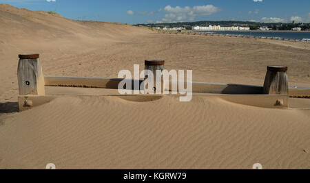 Buhnen bei Dawlish Warren, Richtung Exmouth suchen. Stockfoto