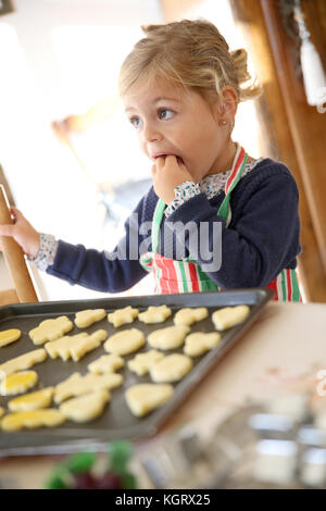 Fröhliches kleines Mädchen Plätzchen backen Stockfoto