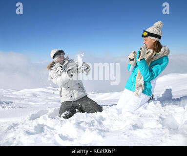 Paar in der schneebedeckten Berge, schneebälle Kampf Stockfoto