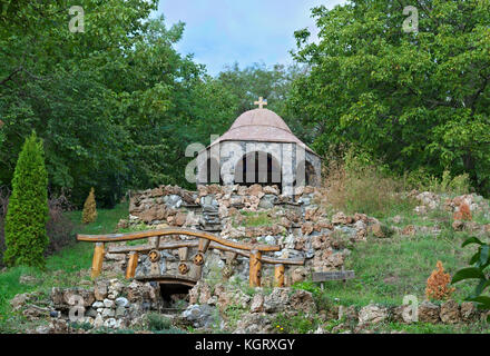 Big Trockenmauern, Brunnen und die Kapelle auf dem Gipfel des Berges Stockfoto