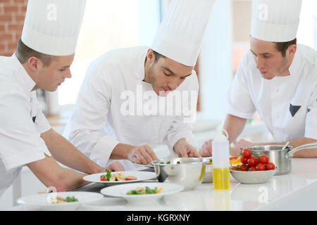 Chef der Ausbildung der Studenten im Restaurant Küche Stockfoto