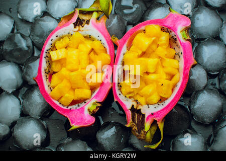Auf einem schwarzen Hintergrund frische Ananas eis obst Stockfoto