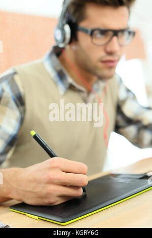 Junger Mann in Office mit Grafik Tablett Stockfoto