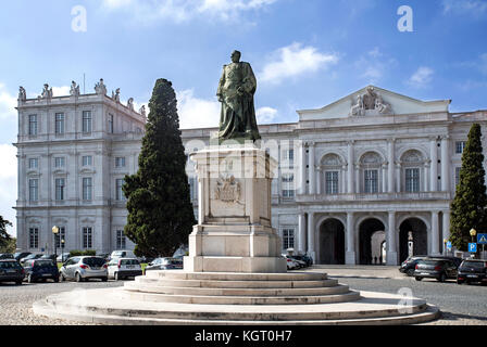 Die Statue von König Dom Carlos i mit dem Palast von Ajuda im Hintergrund, Lissabon, Portugal Stockfoto