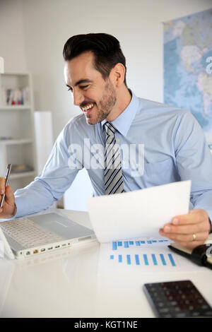 lächelnde Geschäftsmann arbeiten im Büro Stockfoto