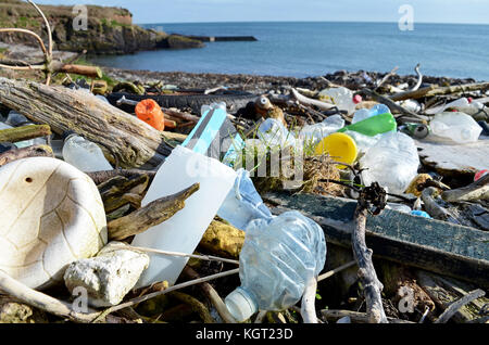 Wurf gewaschen oben auf einem Strand in County Cork, Irland. Stockfoto