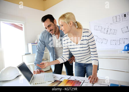 Architekten arbeiten zusammen im Büro Stockfoto