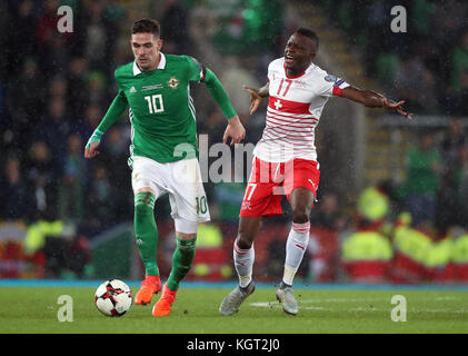 Der nordirische Kyle Lafferty (links) und der Schweizer Denis Zakaria kämpfen während des WM-Qualifying Play-Off 2018 im Windsor Park, Belfast, um den Ball. Stockfoto