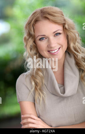 Portrait von fröhlichen attraktive Frau Stockfoto