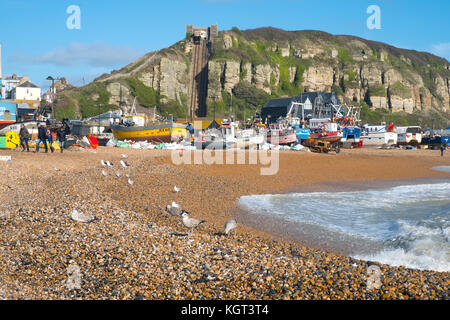 Hastings Fischerboote auf die Altstadt Stade Fischer's Beach, Rock-a-Nore, East Sussex, Großbritannien gezeichnet Stockfoto