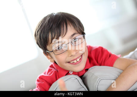 Cute little boy Brillen tragen Stockfoto