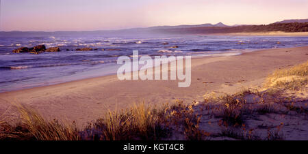 Strand in der Dämmerung mit Taube Haus Berge in der Ferne, Conjola National Park, New South Wales, Australien Stockfoto