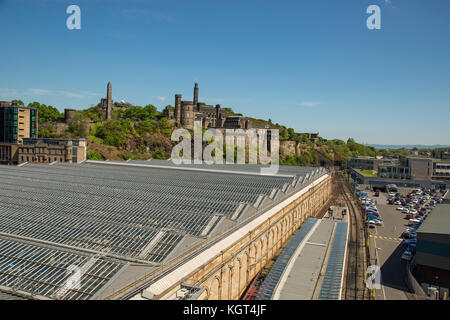 Edinburgh, Schottland - 26 Mai 2017 - Waverly ist der Hauptbahnhof in Edinburgh mit über 20 Plattformen in Betrieb zu jeder Zeit. Stockfoto