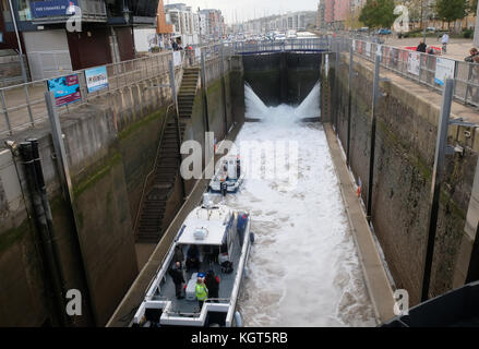 November 2017 - zwei kleine Fischerboote in der Schleuse, die in die Marina in Portishead, North Somerset, England, einfahren. Stockfoto