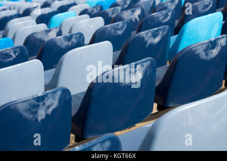 Blaue leere Sitze in einem Stadion von der Rückseite Stockfoto