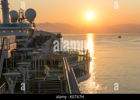 Sonnenaufgang über sruise Schiff und die Stadt Korfu, Griechenland Stockfoto