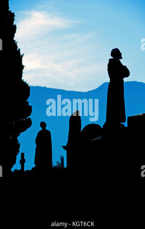 Alpes-Maritimes (06), Menton. Statuen der Heiligen au cimetière du vieux château // Frankreich. Alpes-Maritimes (06), Menton. Statuen von Heiligen auf dem Friedhof Stockfoto