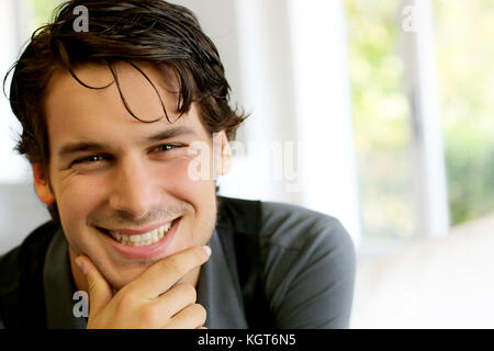 Portrait von gutaussehenden jungen Mann mit schwarzen T-Shirt Stockfoto