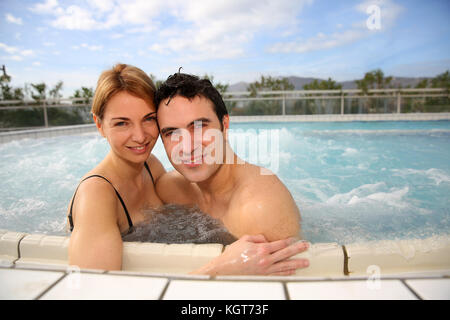 Paar Whirlpool im Wellnessbereich genießen. Stockfoto