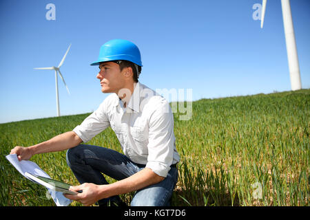 Ingenieur im Weizenfeld auf die Überprüfung der Turbine Produktion Stockfoto