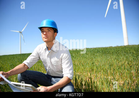 Ingenieur im Weizenfeld auf die Überprüfung der Turbine Produktion Stockfoto