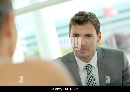 Portrait von stattlichen Geschäftsmann im Gespräch mit Business Partner Stockfoto