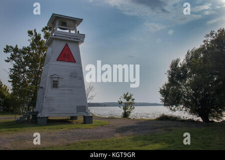 Weißer Nebel Glockenturm auf dem Fluss bei Sonnenuntergang Stockfoto