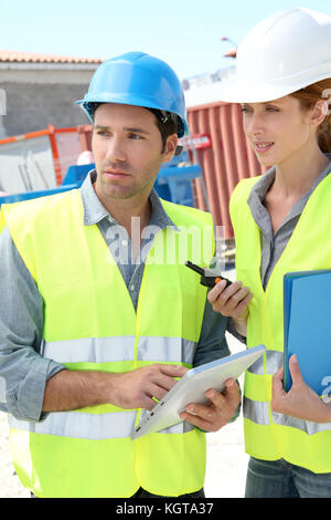 Höhere treffen auf der Baustelle Stockfoto