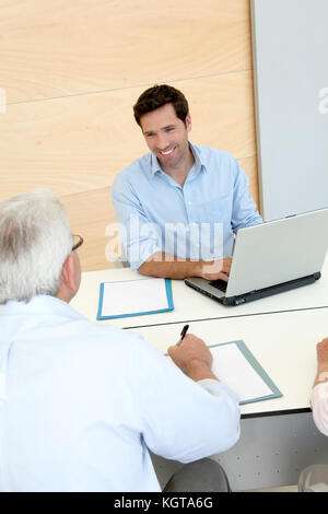 Ältere Leute im Job Interview Stockfoto