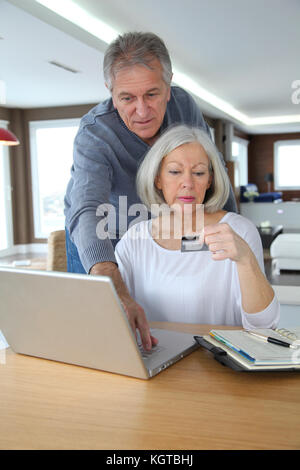 Senior Paar, sichere Zahlungen im Internet Stockfoto
