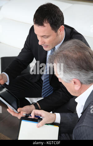 Senior Paar diskutieren Finanzplan mit Berater Stockfoto