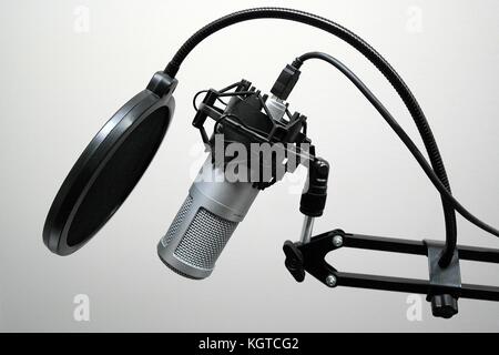 Mikrofon auf einem Ständer mit Windschutzscheibe Stockfoto