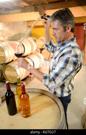 Winzer erste Probe der Rotwein vom Fass Stockfoto