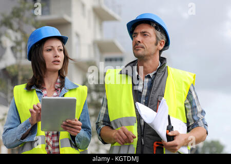 Bau Menschen zu Fuß auf der Baustelle Stockfoto