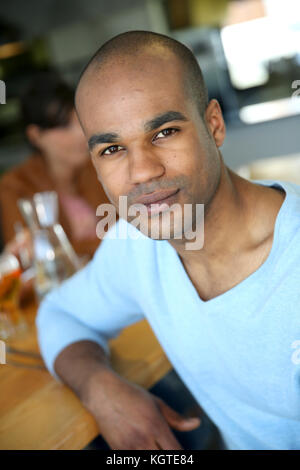 Portrait von lächelnden Mann sitzt in der Snackbar Stockfoto